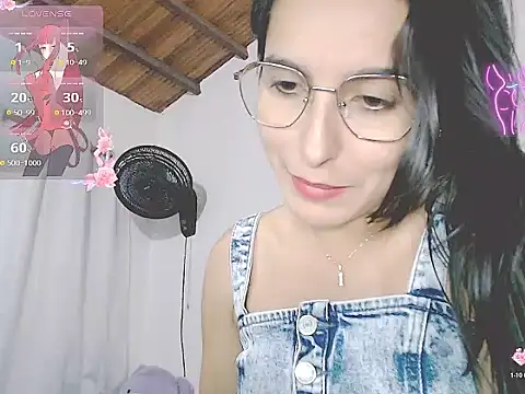 Snapshot of tifany19_ chatting on 10-19-25, 01:39 tifany19 online show from 10-19-25, 01:39