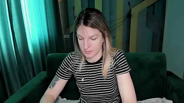 EmilyWalkeri online show from 04-20-26, 06:49