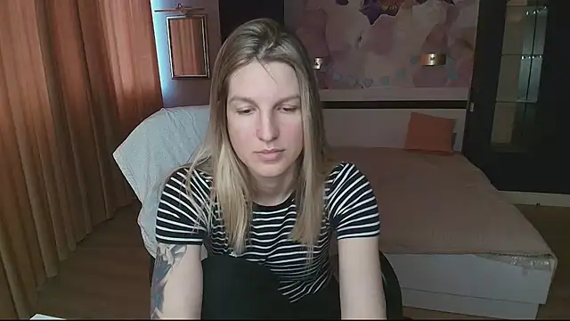 Snapshot of EmilyWalkeri chatting on 05-10-26, 07:13 EmilyWalkeri online show from 05-10-26, 07:13