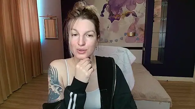 Snapshot of EmilyWalkeri chatting on 05-17-26, 07:17 EmilyWalkeri online show from 05-17-26, 07:17