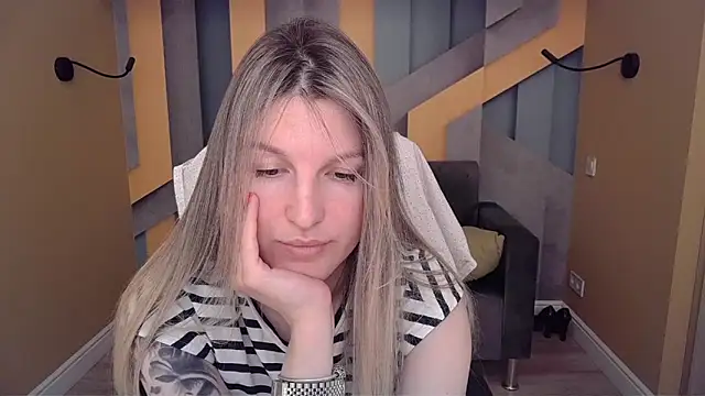 Snapshot of EmilyWalkeri chatting on 06-14-26, 07:43 EmilyWalkeri online show from 06-14-26, 07:43