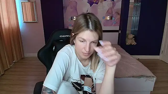 EmilyWalkeri online show from 07-08-26, 07:35