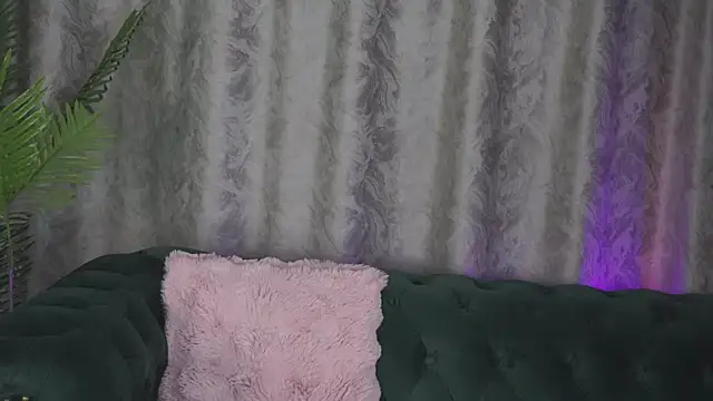 FoxieJullia online show from 03-10-25, 10:37