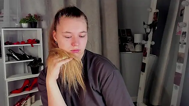 Snapshot of Rebecca_Kelly chatting on 10-04-25, 02:09 Rebecca Kelly online show from 10-04-25, 02:09