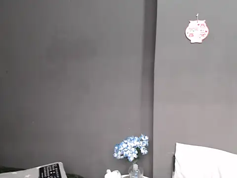 Snapshot of CREAMYCUPCAKExxx chatting on 11-04-25, 01:32 CREAMYCUPCAKExxx online show from 11-04-25, 01:32