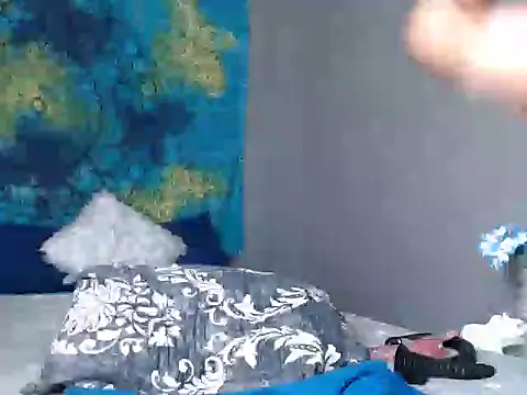 Snapshot of CREAMYCUPCAKExxx chatting on 11-08-25, 01:11 CREAMYCUPCAKExxx online show from 11-08-25, 01:11