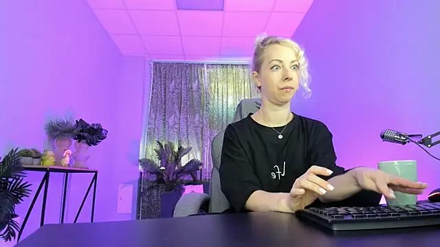 LylithSkye online show from 09-10-25, 10:59