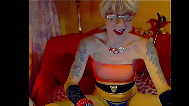 Snapshot of cuxladyboy chatting on 12-27-24, 01:00 cuxladyboy online show from 12-27-24, 01:00