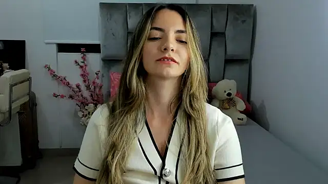 Snapshot of baby-miah chatting on 01-05-25, 04:36 baby-miah online show from 01-05-25, 04:36