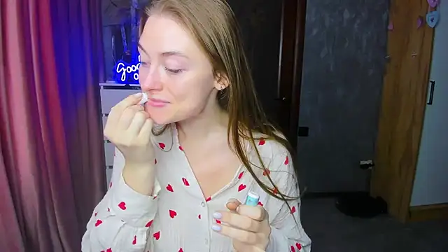 Snapshot of Demure_Smile chatting on 09-18-25, 04:14 Demure Smile online show from 09-18-25, 04:14