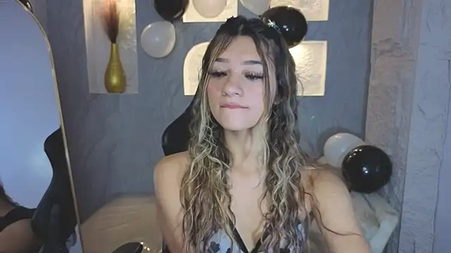 Snapshot of Laurita_b chatting on 12-20-25, 07:54 Laurita b online show from 12-20-25, 07:54