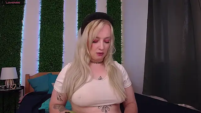 Snapshot of Nicole__Aniston_ chatting on 09-28-25, 08:52 Nicole Aniston online show from 09-28-25, 08:52