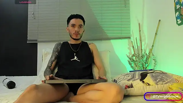 Snapshot of Tylergiuseppe_ chatting on 01-17-25, 04:49 Tylergiuseppe  online show from 01-17-25, 04:49