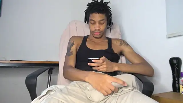 Snapshot of Skinnyblackman chatting on 06-08-26, 06:14 Skinnyblackman online show from 06-08-26, 06:14