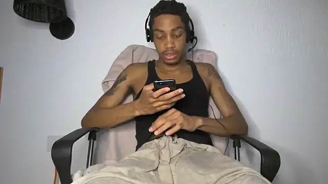 Snapshot of Skinnyblackman chatting on 06-12-26, 02:32 Skinnyblackman online show from 06-12-26, 02:32