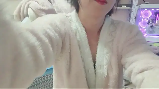 Snapshot of majlee2024 chatting on 10-25-25, 01:51 majlee2024 online show from 10-25-25, 01:51