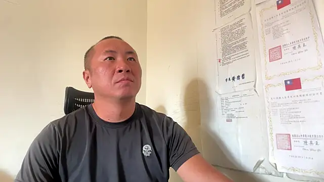 Snapshot of chih515 chatting on 11-04-25, 01:27 chih515 online show from 11-04-25, 01:27