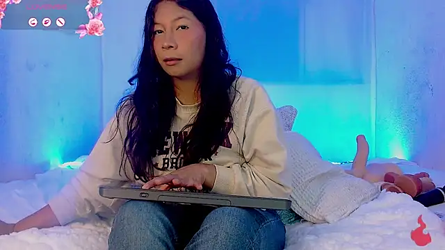 Snapshot of zoewilliams2 chatting on 02-10-26, 01:21 zoewilliams2 online show from 02-10-26, 01:21