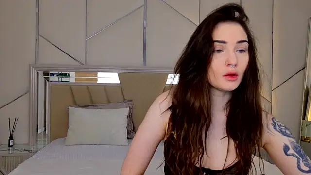 RoxiLester online show from 03-22-25, 05:06