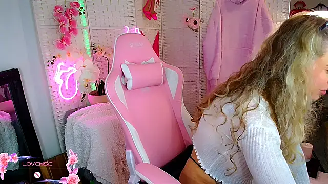 Snapshot of EllieKarrX chatting on 12-29-24, 09:30 EllieKarrX online show from 12-29-24, 09:30