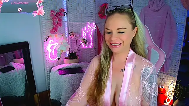 Snapshot of EllieKarrX chatting on 01-30-25, 03:44 EllieKarrX online show from 01-30-25, 03:44