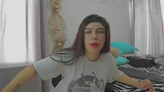 Snapshot of HARLEYNAPIER chatting on 11-23-25, 02:39 HARLEYNAPIER online show from 11-23-25, 02:39