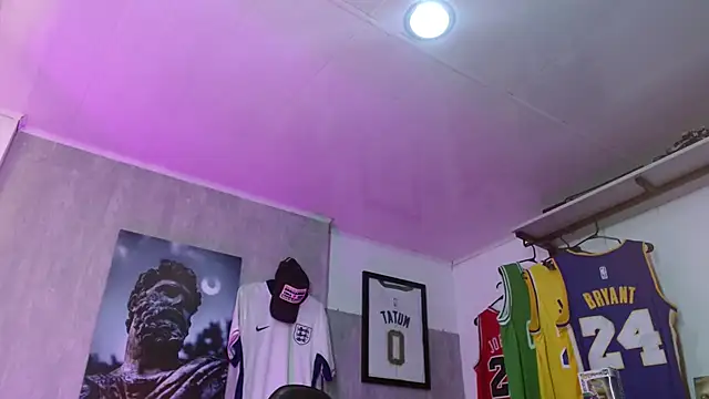 Snapshot of Hendry_ chatting on 12-18-25, 03:56 Hendry online show from 12-18-25, 03:56