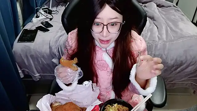 Snapshot of Angelababy001 chatting on 01-09-25, 04:49 Angelababy001 online show from 01-09-25, 04:49