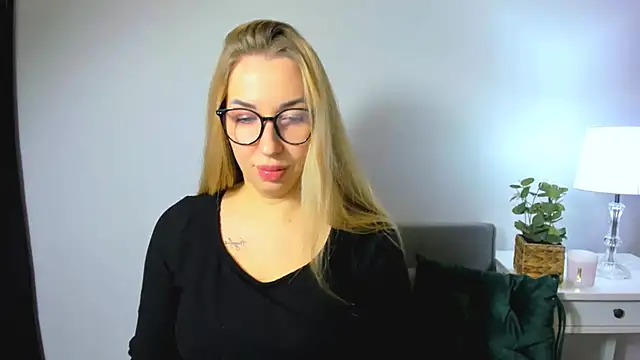 Snapshot of AriaDesire chatting on 12-04-25, 07:50 AriaDesire online show from 12-04-25, 07:50