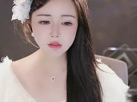 Qiaoqiao  online show from 12-03-25, 05:11