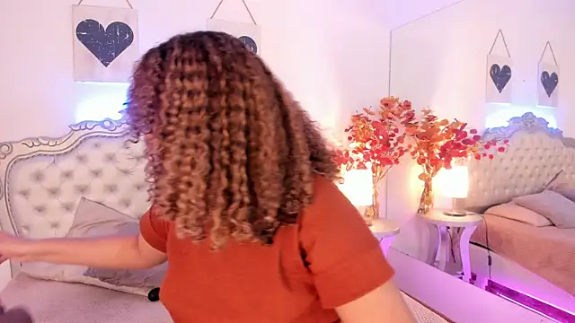 Snapshot of NiaColusi chatting on 09-20-25, 07:59 NiaColusi online show from 09-20-25, 07:59