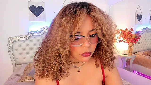 Snapshot of NiaColusi chatting on 11-04-25, 07:46 NiaColusi online show from 11-04-25, 07:46