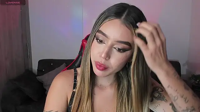 Snapshot of zoee_jackson chatting on 11-23-25, 04:45 zoee jackson online show from 11-23-25, 04:45