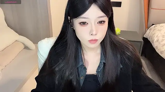 Snapshot of Q-ing chatting on 12-13-24, 05:10 Q-ing online show from 12-13-24, 05:10