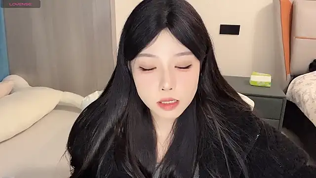 Snapshot of Q-ing chatting on 12-24-24, 06:17 Q-ing online show from 12-24-24, 06:17