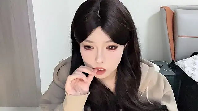 Snapshot of Q-ing chatting on 02-24-25, 05:33 Q-ing online show from 02-24-25, 05:33