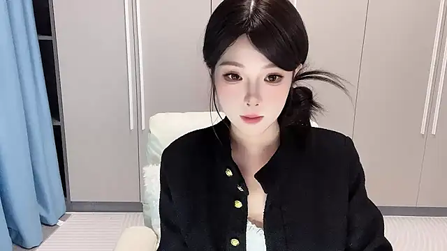 Snapshot of Q-ing chatting on 10-13-25, 01:11 Q-ing online show from 10-13-25, 01:11