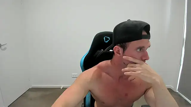 Snapshot of _DownUnderFit_ chatting on 11-19-25, 03:06 DownUnderFit online show from 11-19-25, 03:06