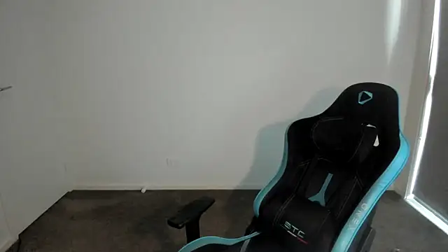 Snapshot of _DownUnderFit_ chatting on 11-21-25, 11:03 DownUnderFit online show from 11-21-25, 11:03