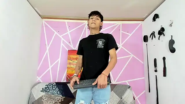 Snapshot of Fresahot2005 chatting on 01-26-25, 07:09 Fresahot2005 online show from 01-26-25, 07:09