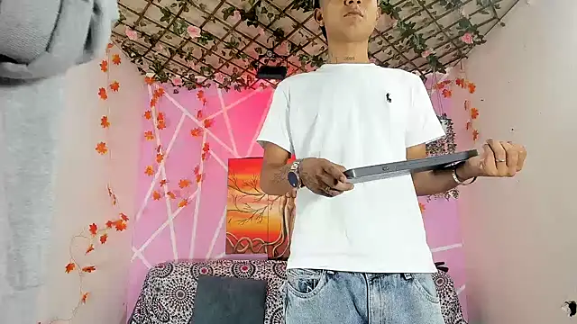 Snapshot of Fresahot2005 chatting on 12-04-25, 08:17 Fresahot2005 online show from 12-04-25, 08:17