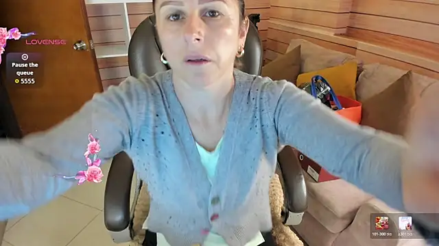 Victoria collins 1 online show from 05-06-26, 10:53