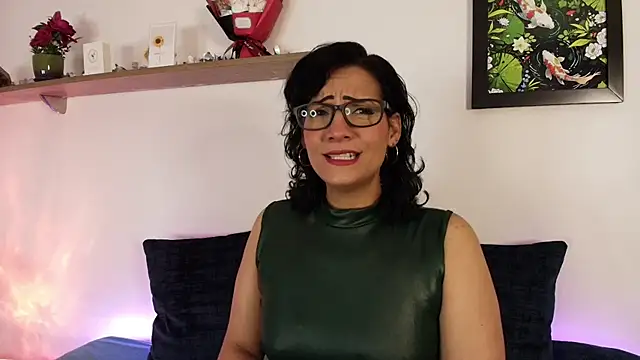 Elliee  online show from 04-18-26, 01:59