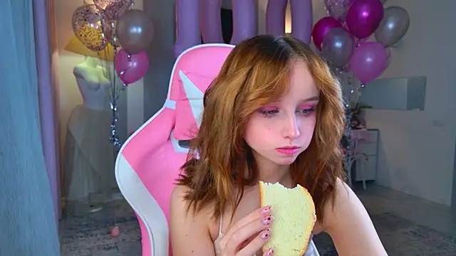 Snapshot of b4by_LoL1 chatting on 11-22-25, 12:59 b4by LoL1 online show from 11-22-25, 12:59