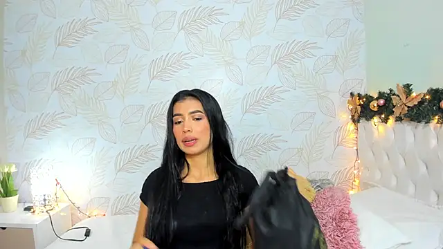 Snapshot of TianaReedd chatting on 12-14-24, 12:01 TianaReedd online show from 12-14-24, 12:01