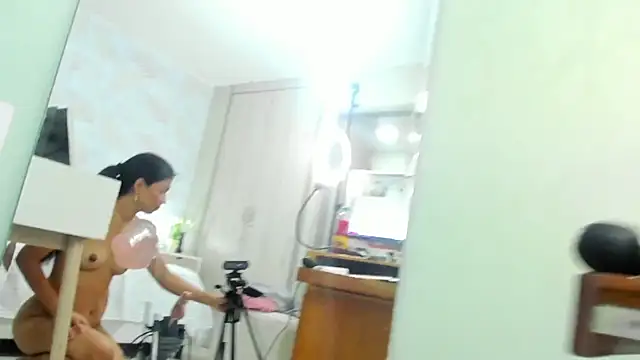 Snapshot of TianaReedd chatting on 12-19-24, 03:52 TianaReedd online show from 12-19-24, 03:52