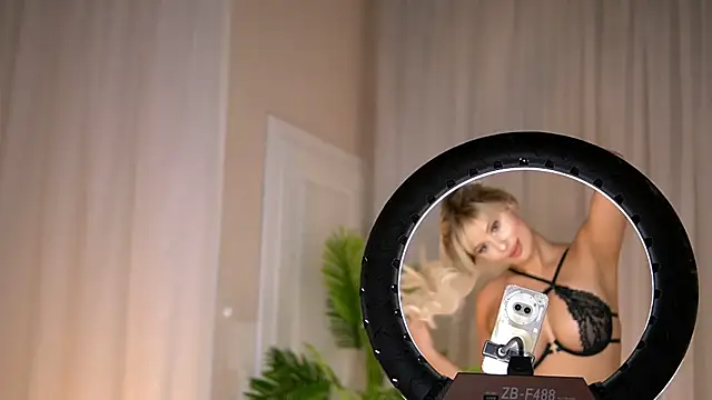 Snapshot of AdelineKing chatting on 09-10-25, 01:38 AdelineKing online show from 09-10-25, 01:38