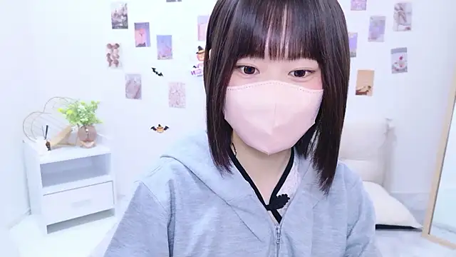 Im Yu-na online show from 10-25-25, 01:40