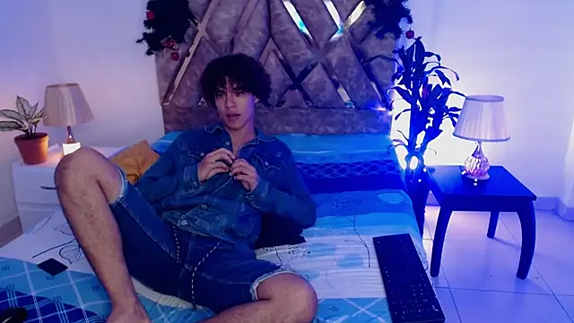 Snapshot of nickolas_moon chatting on 12-16-24, 01:43 nickolas moon online show from 12-16-24, 01:43