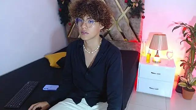 Snapshot of nickolas_moon chatting on 12-18-24, 12:51 nickolas moon online show from 12-18-24, 12:51